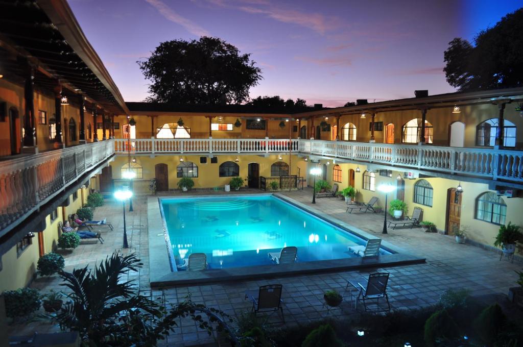 Bazén v ubytování Hotel Cordoba nebo v jeho okolí