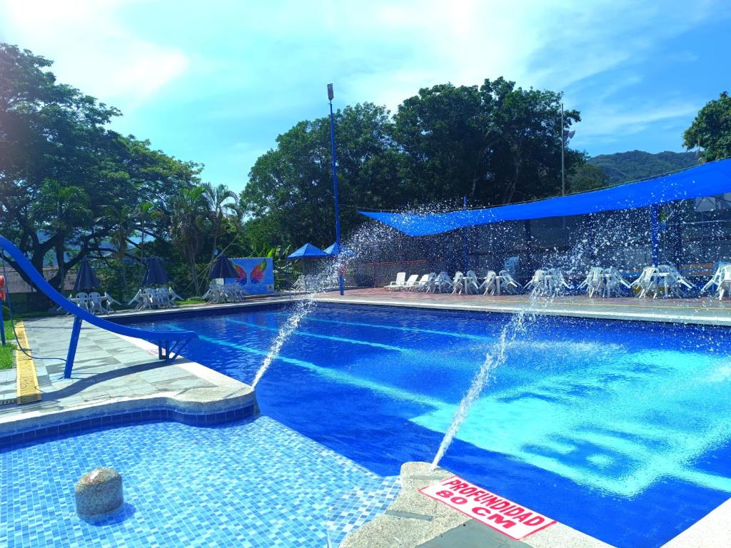 uma piscina com água pulverizada no ar em Bavaria Real Hotel & Club em Honda