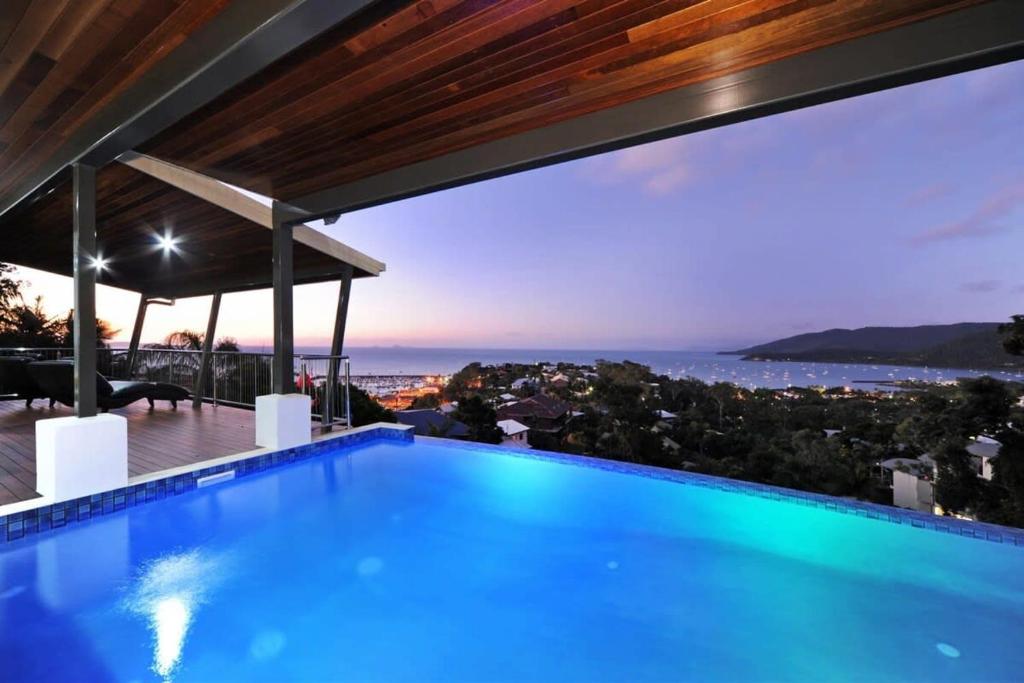 Swimming pool sa o malapit sa 15 Kara - Luxurious Home With Million Dollar Views