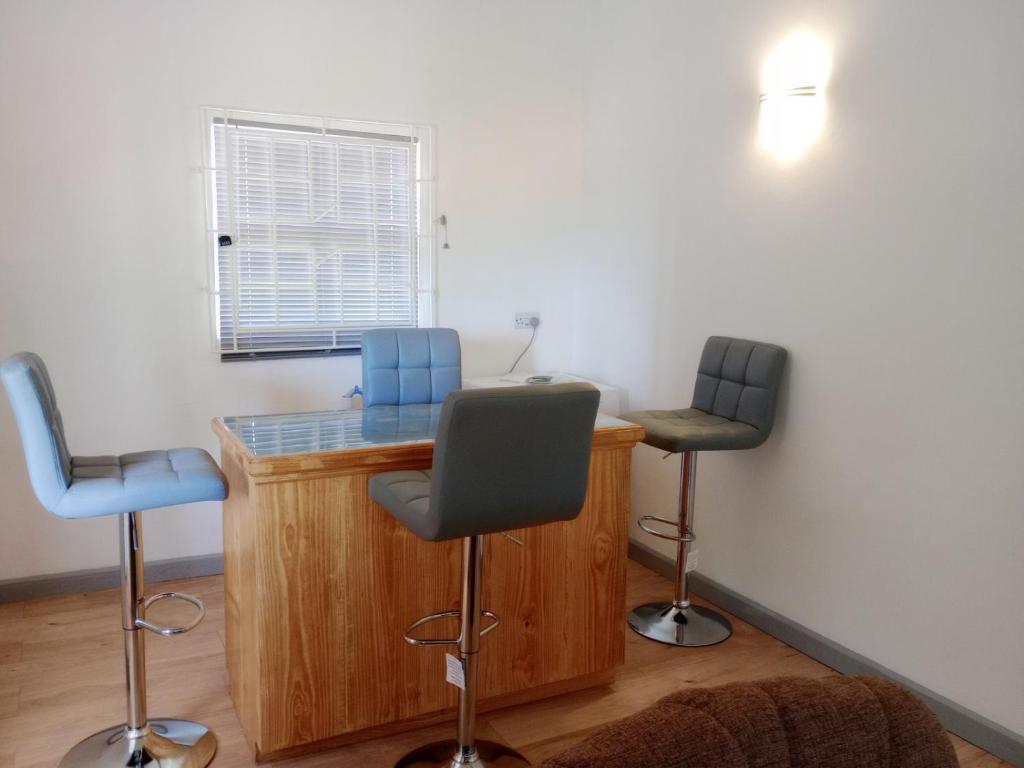 Habitación con escritorio y 2 sillas. en Impeccable 2-Bed House in St Patrick's, en Celeste