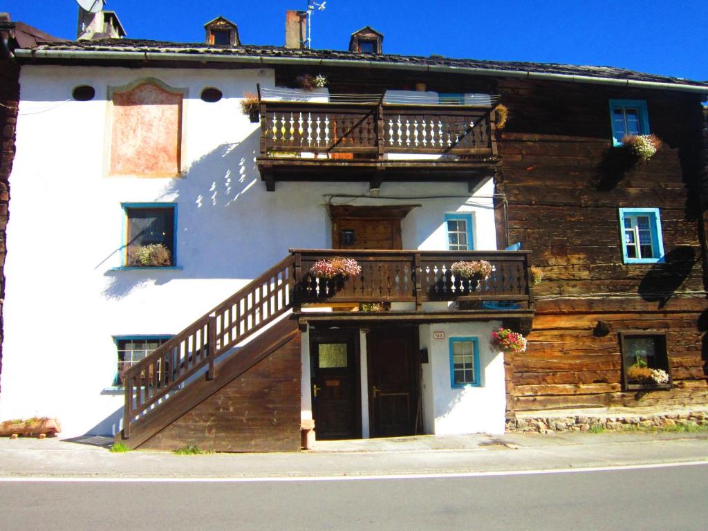 ein Gebäude mit einer Seitentreppe in der Unterkunft canton 520 camera matrimoniale e appartamento self check in in Livigno