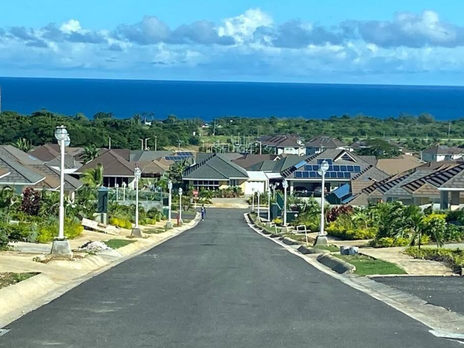 eine Straße in einem Resort mit Häusern und dem Meer in der Unterkunft SEA VIEW - Sunset Villa Family home in Richmond in Richmond