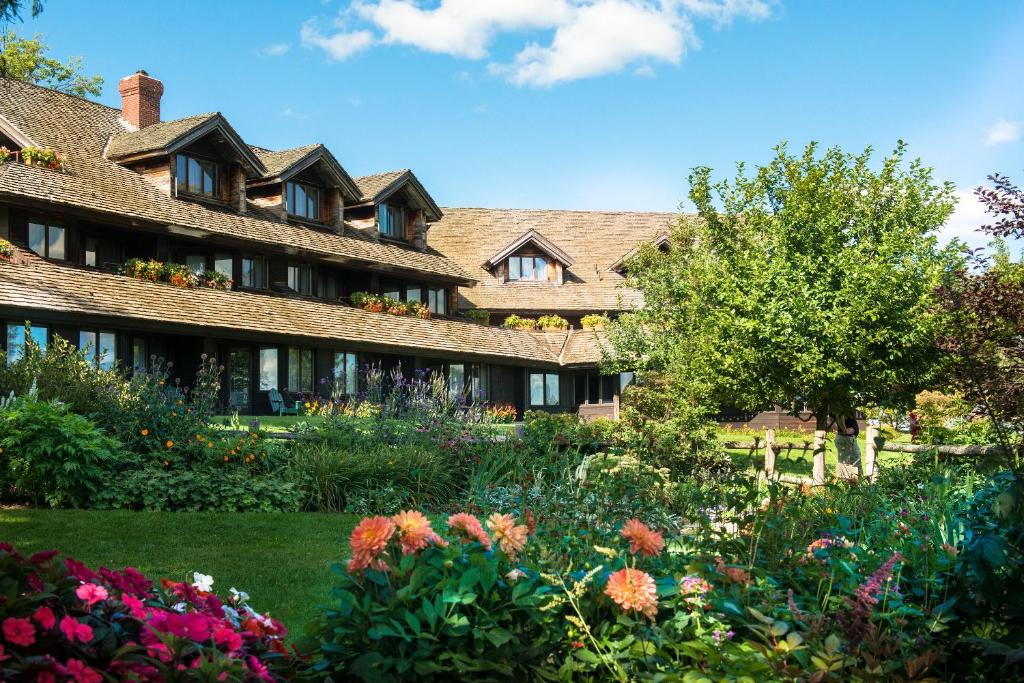 uma casa grande com um jardim em frente em Trapp Family Lodge em Stowe