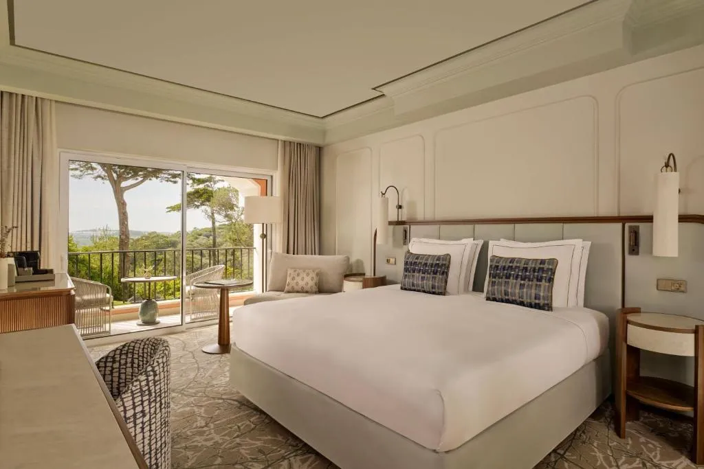 Deluxe Room with One King or Twin Beds