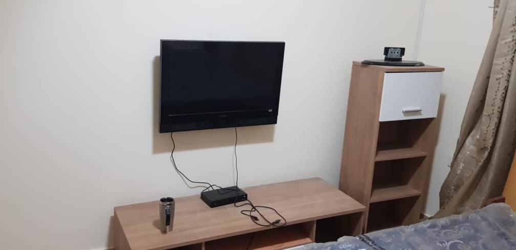 En TV eller et underholdningssystem på Terrouwaar apartment