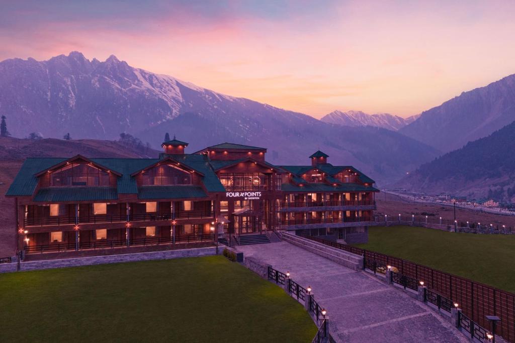 索纳马格Four Points by Sheraton Sonmarg Resort的一座以群山为背景的大楼