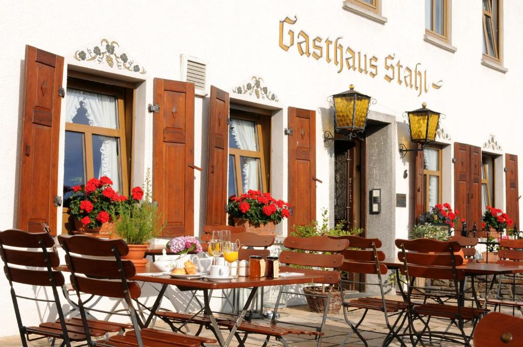 une table et des chaises à l'extérieur d'un restaurant dans l'établissement Gasthaus Weingut Stahl, à Oberwesel