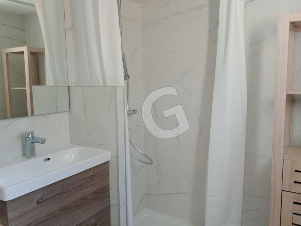 Kúpeľňa v ubytovaní Maison proche mer pour 8 personnes avec terrasse, proche commerces et activités, La Tranche-sur-Mer - FR-1-357-297
