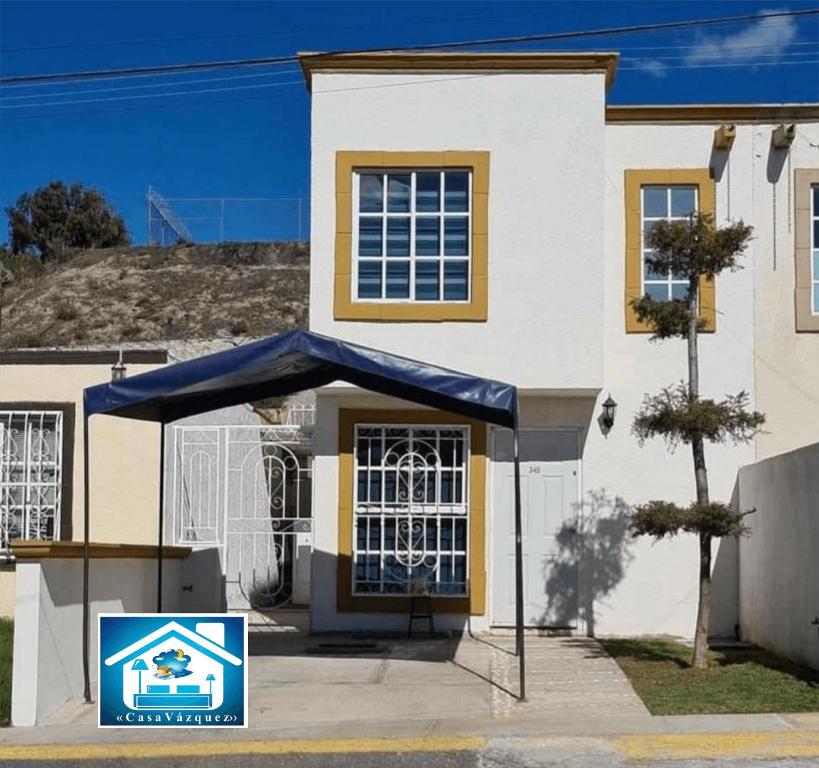 einen blauen Regenschirm vor einem Haus in der Unterkunft Casa Vazquez Colinas Plata in Cadena