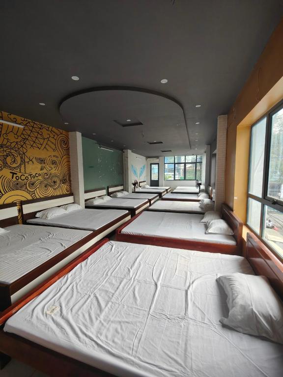 a group of beds in a room at Hotel Hải Vân 2 in Diện Biên Phủ