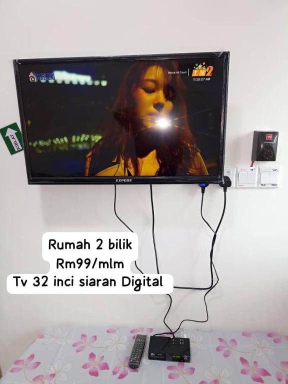 TV a/nebo společenská místnost v ubytování Haji Ineng Homestay- Guest House