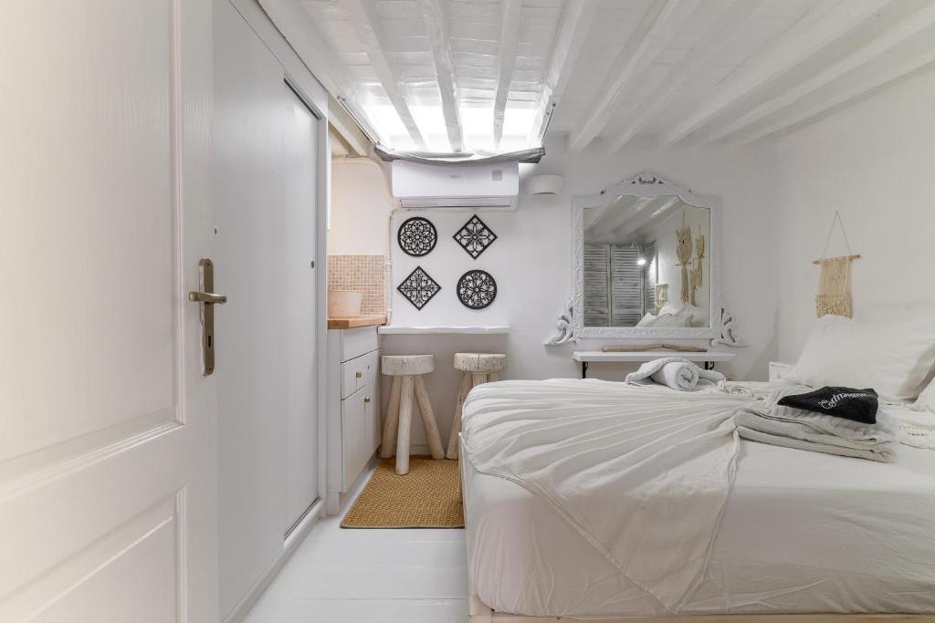Łóżko lub łóżka w pokoju w obiekcie ELPIS MYKONOS APARTMENTS - Mykonos Town Delos Port