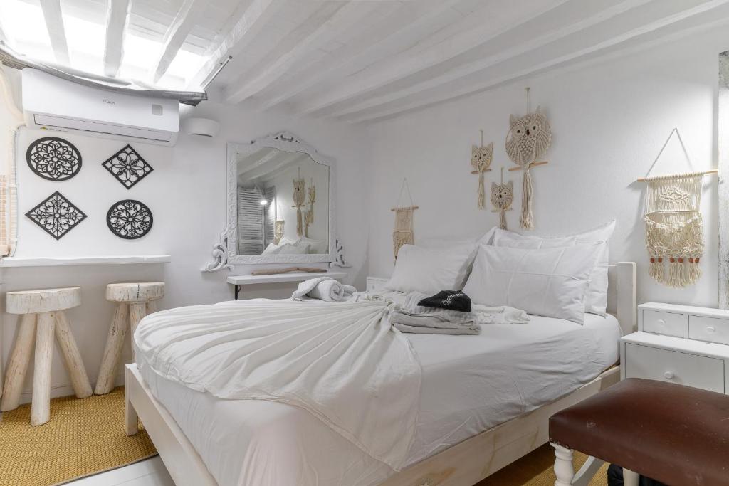 Łóżko lub łóżka w pokoju w obiekcie ELPIS MYKONOS APARTMENTS - Mykonos Town Delos Port
