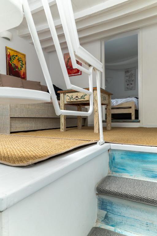pokój ze schodami i basenem w obiekcie ELPIS MYKONOS APARTMENTS - Mykonos Town Delos Port w mieście Mykonos