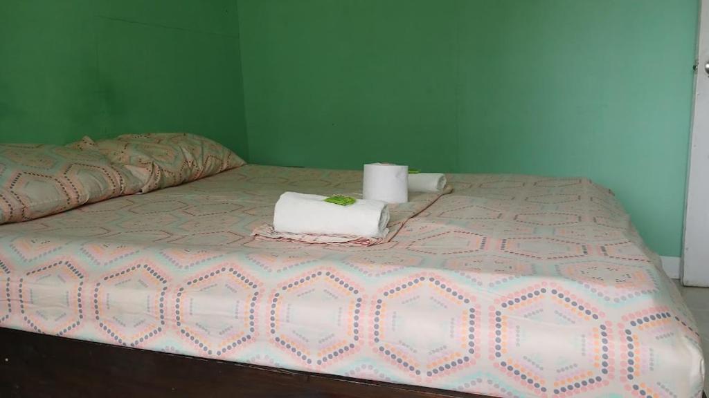 - un lit avec 2 serviettes dans l'établissement Kike, à Uvita