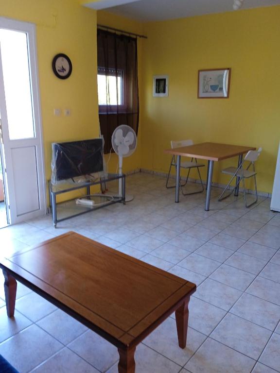 TV a/nebo společenská místnost v ubytování Europa Apartments Stefanos