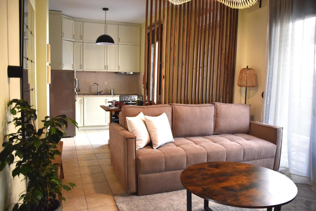 sala de estar con sofá y mesa en TheAretsouPlace, Kalamaria, en Tesalónica