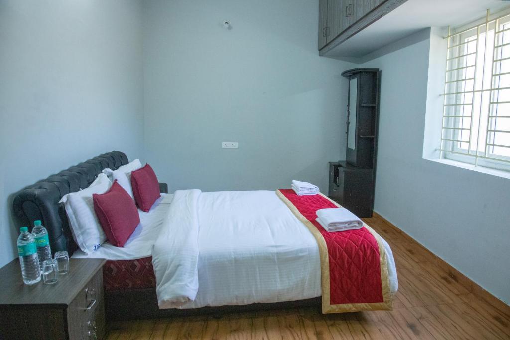 Postel nebo postele na pokoji v ubytování JK - 4 BHK Villa