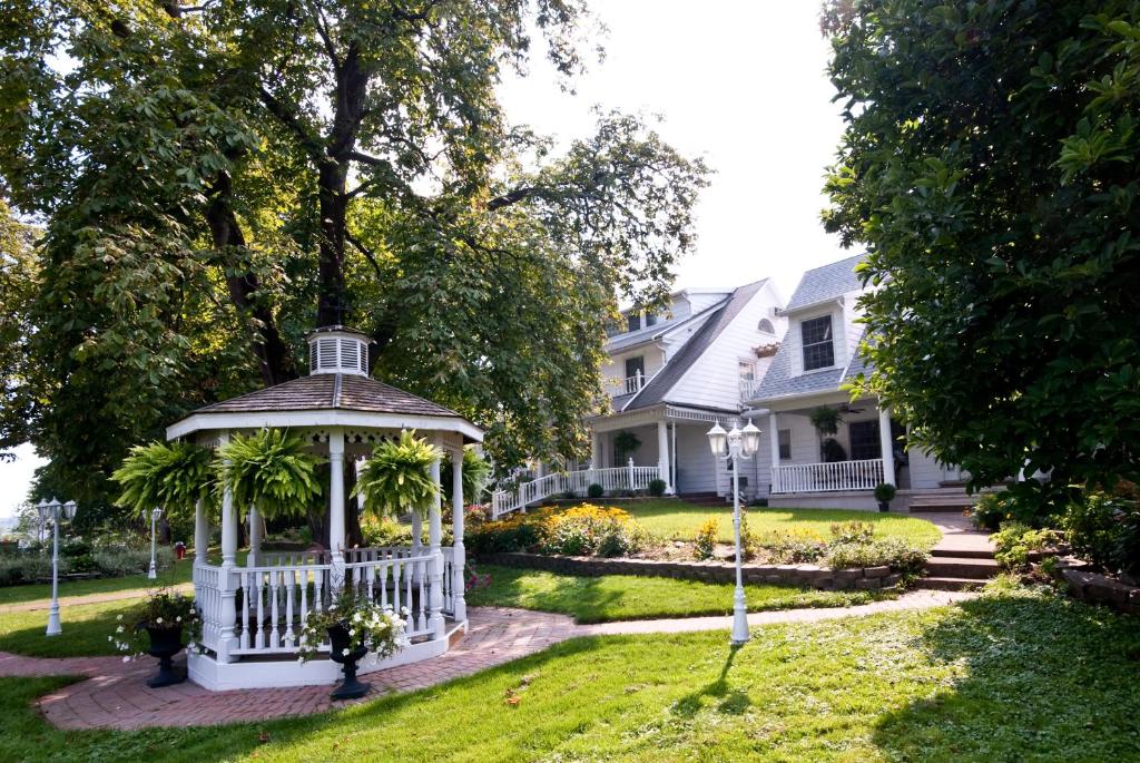 a white house with a gazebo in the yard at Chestnut Inn in Niagara Falls