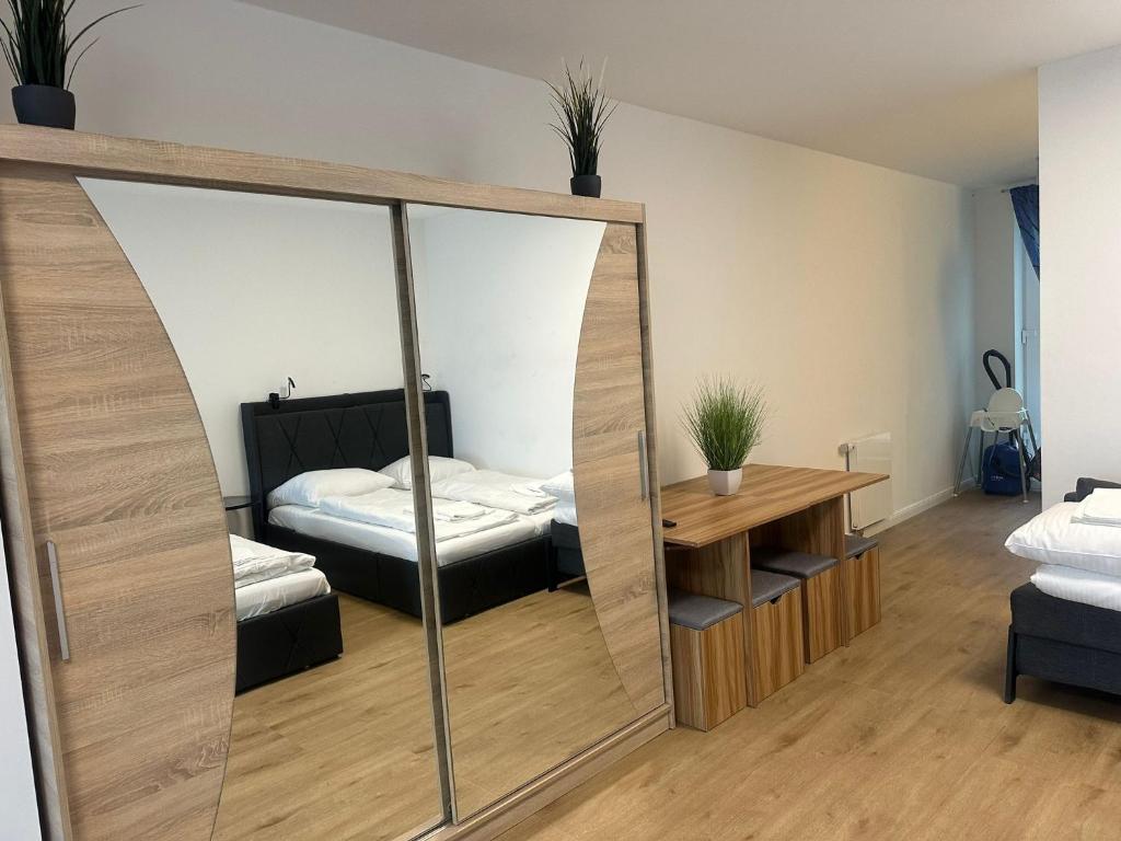 Habitación con espejo y dormitorio con cama. en Ferienwohnung in Center of Hamburg-Barmbek-Airport-2, en Hamburgo