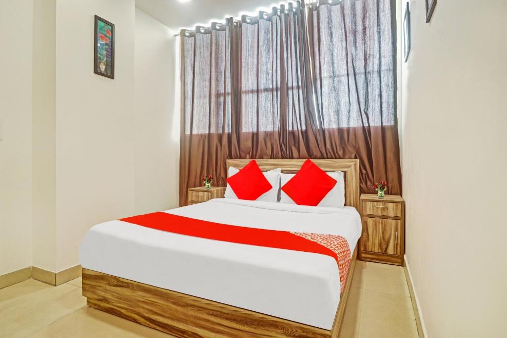 Flagship Hotel S P Residency Near Tdi Mall tesisinde bir odada yatak veya yataklar