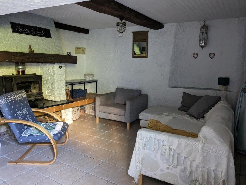 un salon avec un canapé et une chaise dans l'établissement Le Clos des oliviers, à Rieux-en-Val