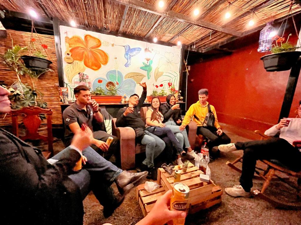 Samanai Wasi Hostel في ليما: مجموعة من الناس يجلسون في غرفة