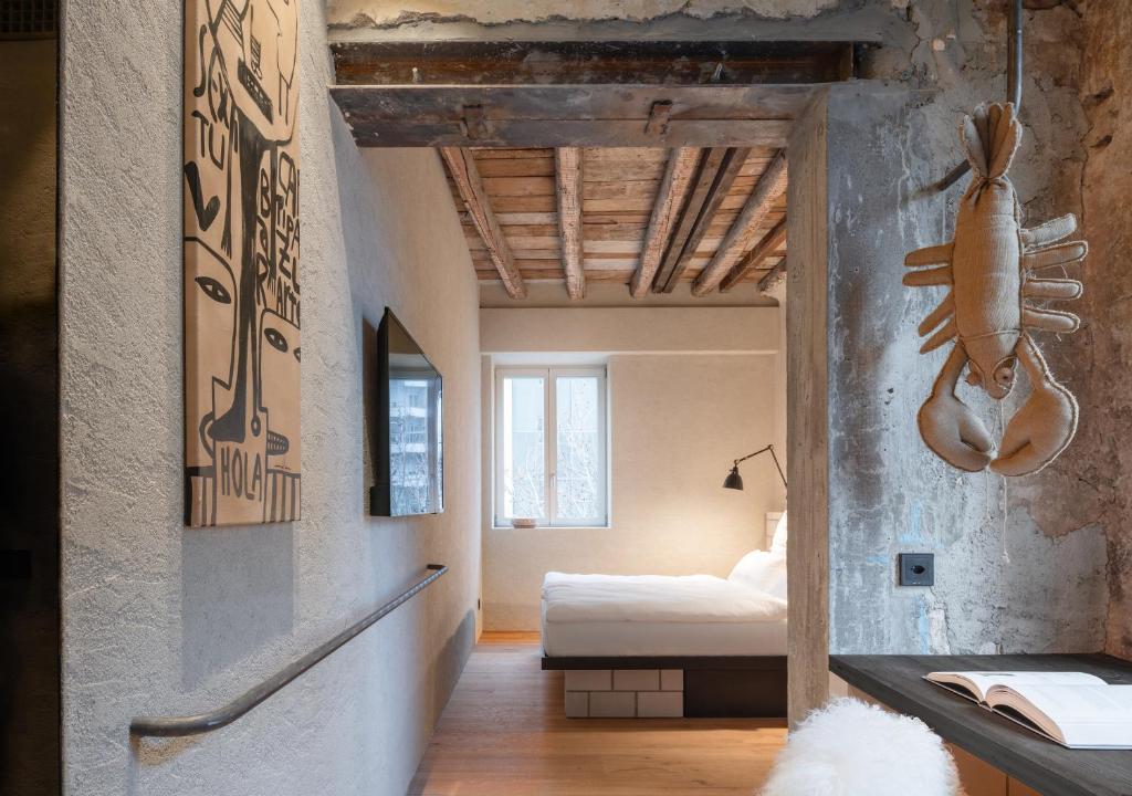 Habitación con dormitorio con cama y puerta en B5 Boutique Hotel - NEW OPENING en Lugano
