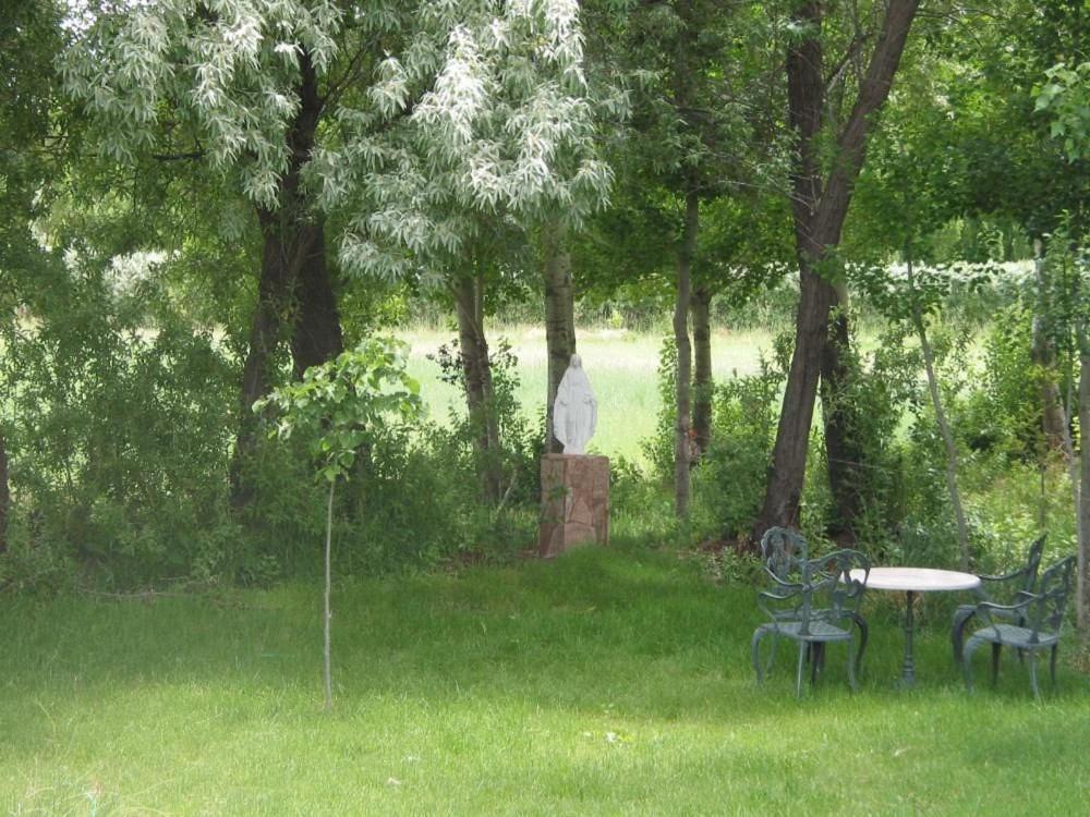 un parque con mesa y sillas en el césped en El Fortin en Malargüe