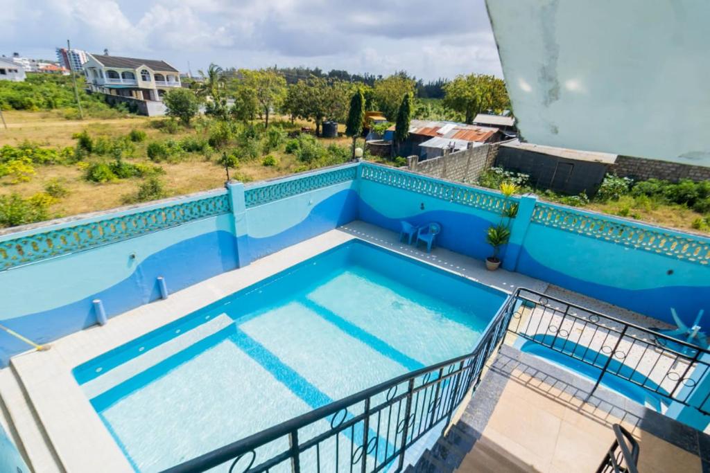 una piscina en la azotea de una casa en Greer Homes Sun Sweet en Shanzu