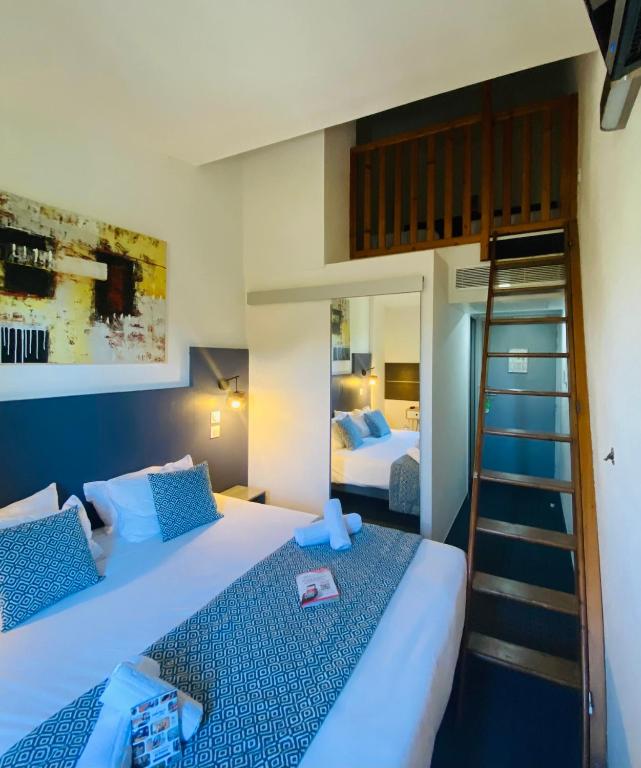 Postel nebo postele na pokoji v ubytov&aacute;n&iacute; Hotel &amp; Spa Gil de France Cap d&#39;Agde