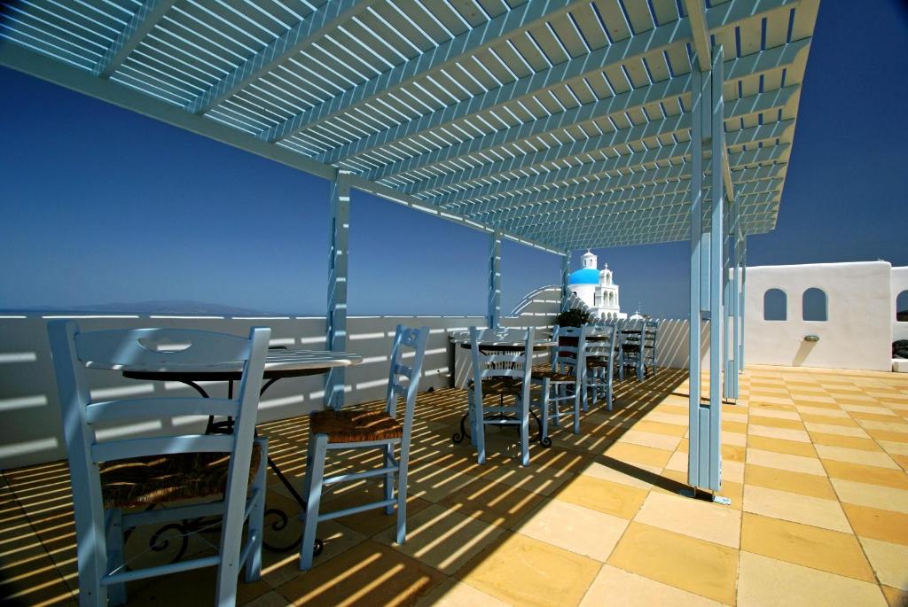 Een restaurant of ander eetgelegenheid bij Aethrio Sunset Village - Oia