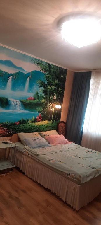 Schlafzimmer mit Wandgemälde in der Unterkunft Затишна, домашня 43м в тихому зеленому місці Поруч Центральний парк Університет in Irpin