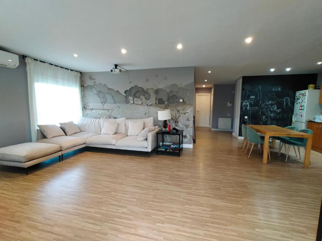 ein Wohnzimmer mit einem weißen Sofa und einem Tisch in der Unterkunft Apartamento Familiar in Cambrils