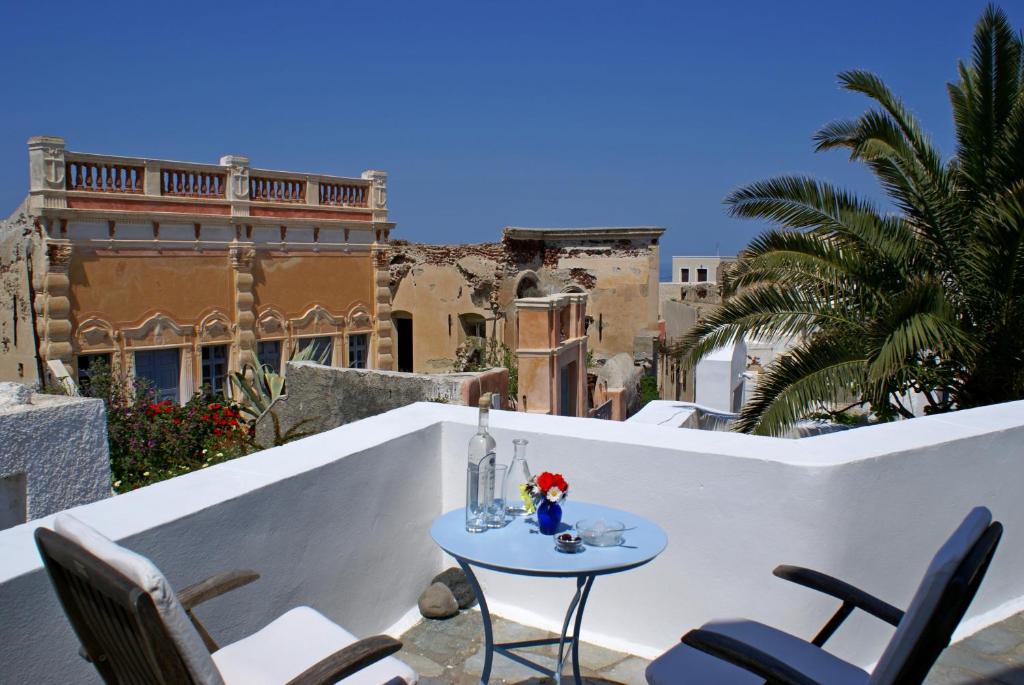 Een balkon of terras bij Aethrio Sunset Village - Oia