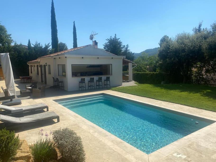 uma piscina num quintal com uma casa em Magnifique Villa à 10 mn des Plages avec Piscine pour 6 Personnes em Le Beausset
