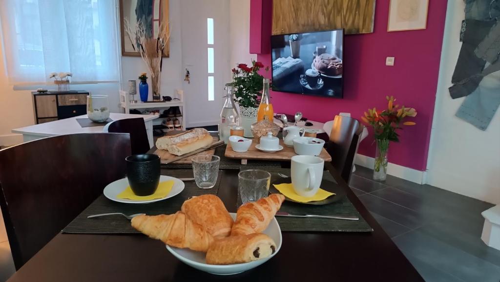 einen Tisch mit einem Teller Brot darüber in der Unterkunft Chez Vincent in Amiens