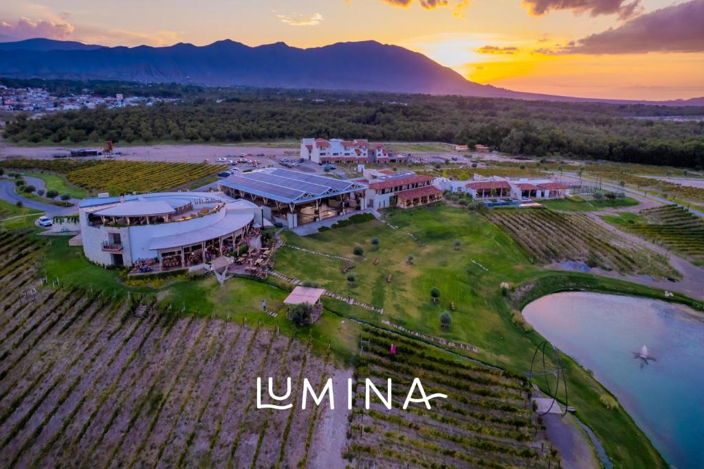 uma vista aérea de um resort com o pôr-do-sol em Hotel Vinícola Parvada by Lumina em Parras de la Fuente