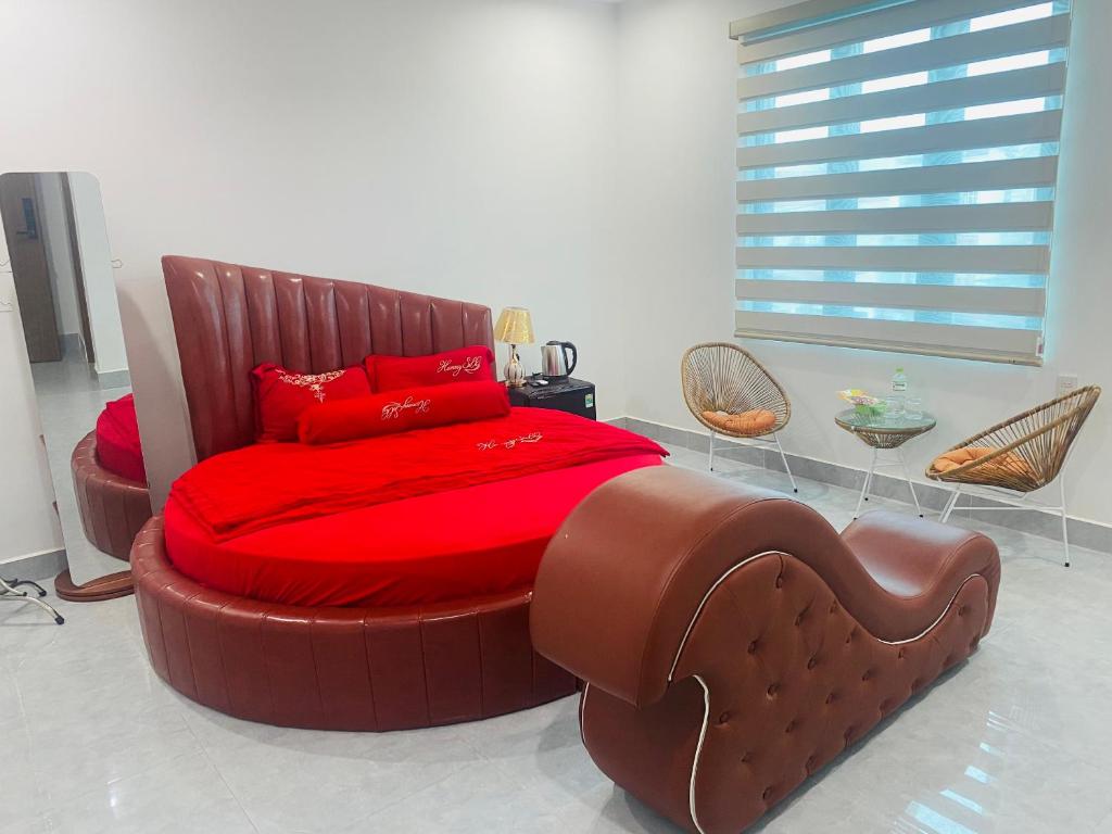 um quarto com uma cama grande e almofadas vermelhas em Hong Kong Hotel em Hai Phong