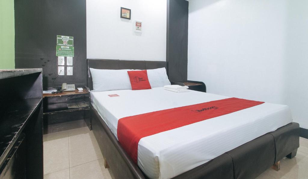Postel nebo postele na pokoji v ubytování RedDoorz at Ranchotel Bayanan Alabang
