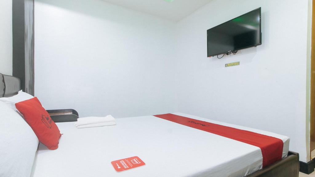 Postel nebo postele na pokoji v ubytování RedDoorz at Ranchotel Bayanan Alabang