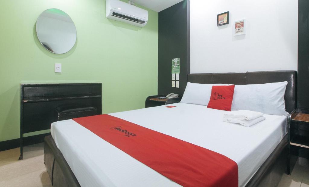 Postel nebo postele na pokoji v ubytování RedDoorz at Ranchotel Bayanan Alabang