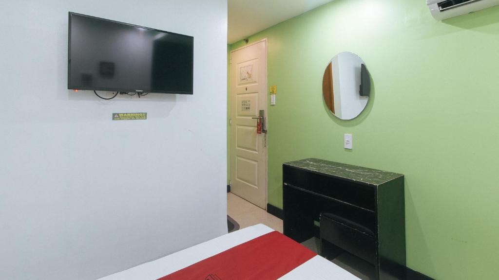 TV a/nebo společenská místnost v ubytování RedDoorz at Ranchotel Bayanan Alabang