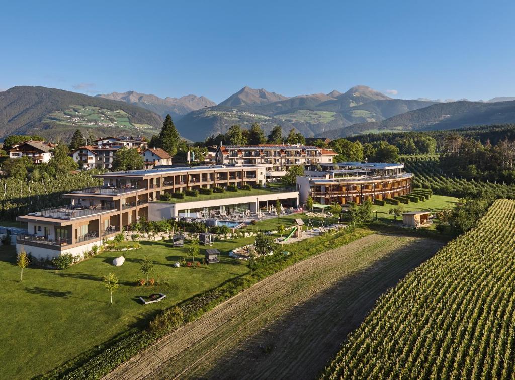 una vista aérea de un edificio en un viñedo en Das Mühlwald - Quality Time Family Resort en Naz-Sciaves