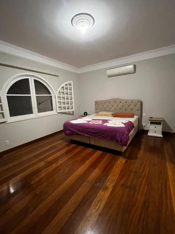 Una cama o camas en una habitación de Quarto super luxo Alphaville