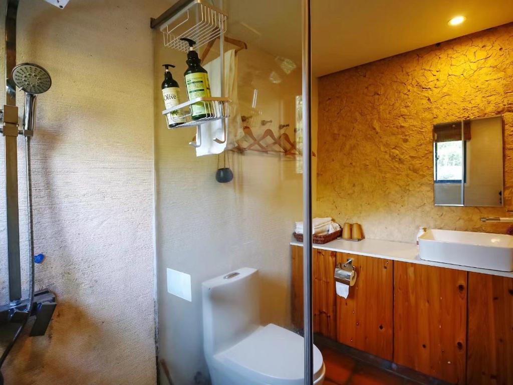 Koupelna v ubytování Tulou Herongzhuang Inn