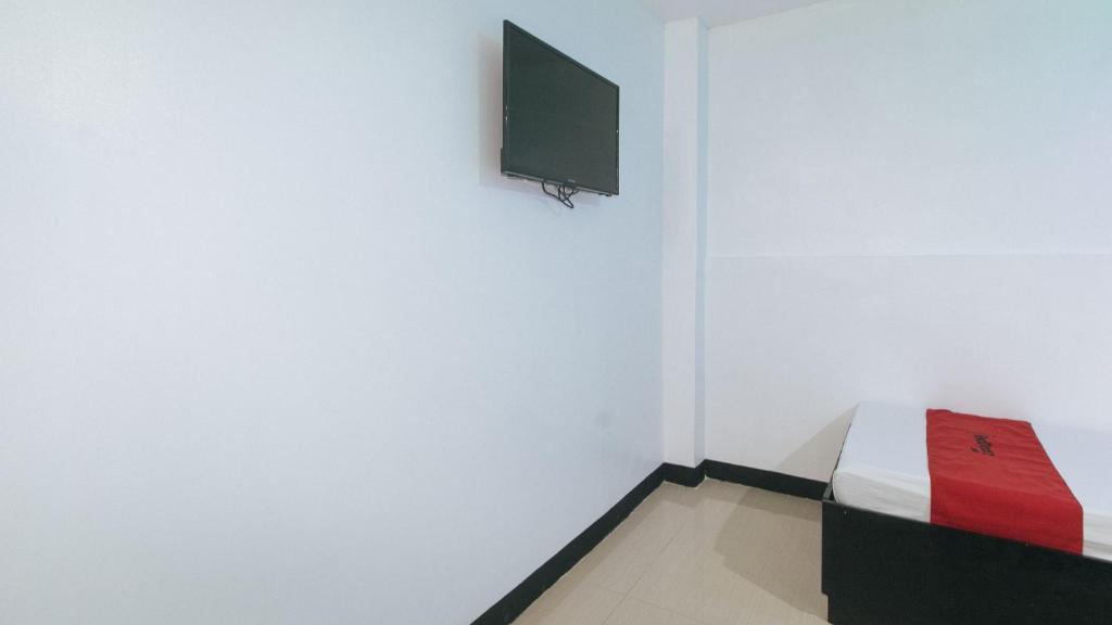 TV a/nebo společenská místnost v ubytování RedDoorz at Ranchotel Bayanan Alabang