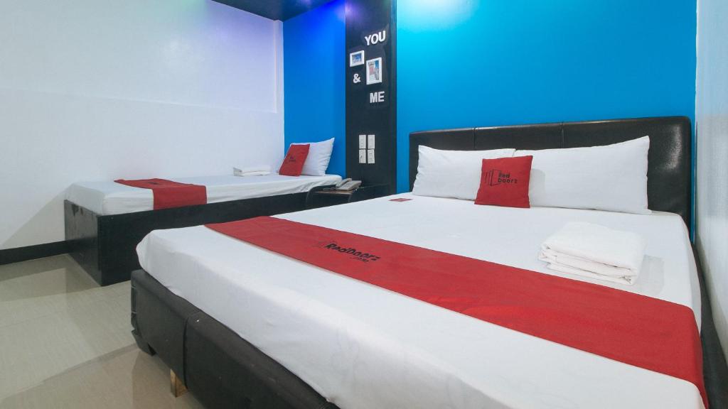 Postel nebo postele na pokoji v ubytování RedDoorz at Ranchotel Bayanan Alabang