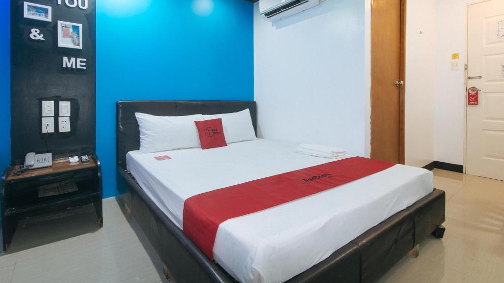 Postel nebo postele na pokoji v ubytování RedDoorz at Ranchotel Bayanan Alabang