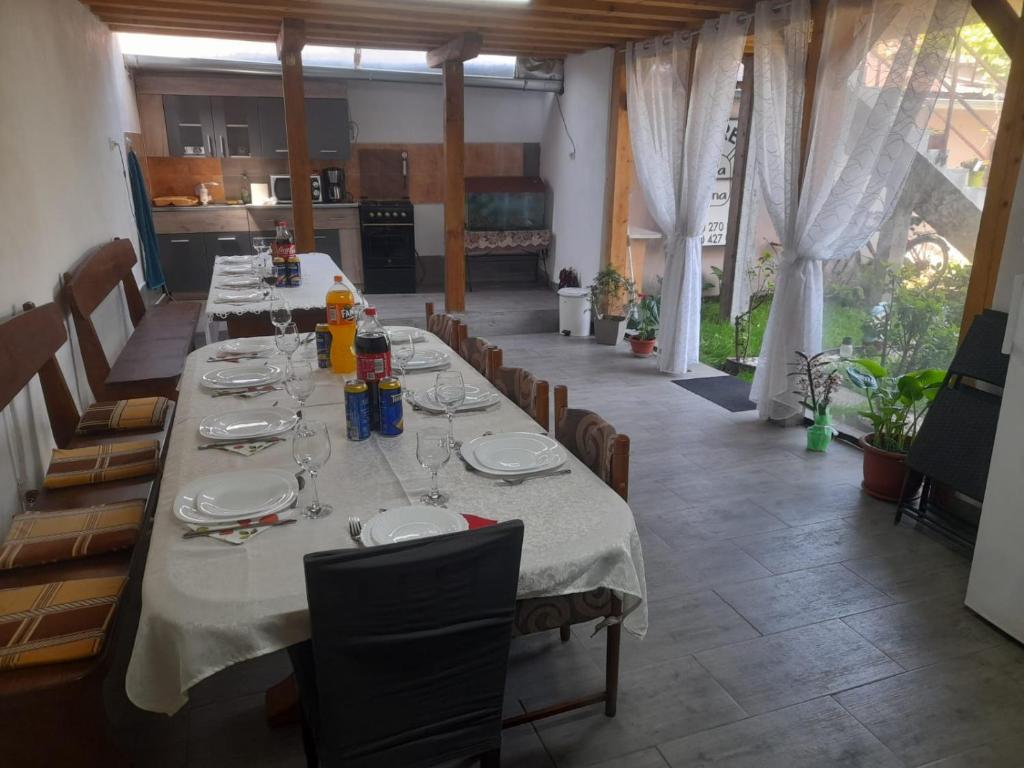 uma longa sala de jantar com uma longa mesa e cadeiras em Casa Elena Eselnita em Eşelniţa